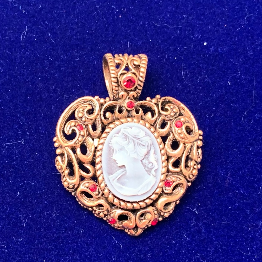 Beautiful vintage heart shaped cameo pendant in copper tone setting - Picture 2 of 3